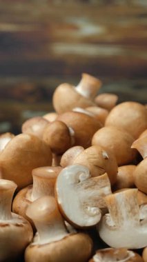 Taze Düğme Kahverengi Mantar Şampiyonları Tahta Arkaplan Dönüşü Dikey.