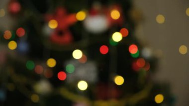 Neşeli bulanık Noel arkaplanı, parıldayan çelenk ve Noel ağacı, bokeh