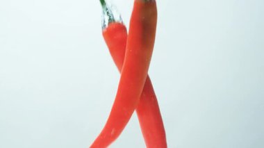 Baloncuklarla berrak suya dökülen baharatlı biberler..