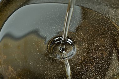 Bitkisel yağ dökme demir tava makro işlemine döküldü