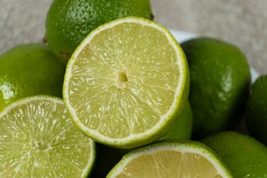 Taze kireç parçaları..