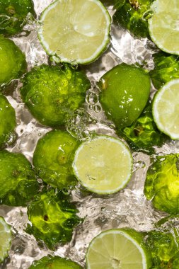 Yaz mevsimi Suyun İçinde Limon Suyu Yarısı.