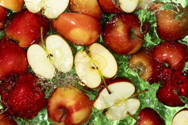 Sulu Tüm Elmalar ve Kesilen Kırmızı Elmalar Su Sıçratma Üst Görünümü.