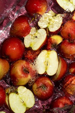 Su Sıçratmada Kırmızı Elmaların Üst Görünümü