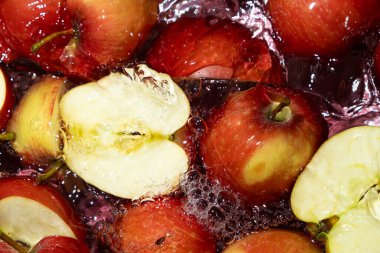 Sulu Tüm Elmalar ve Kesilen Kırmızı Elmalar Su Sıçratma Üst Görünümü.