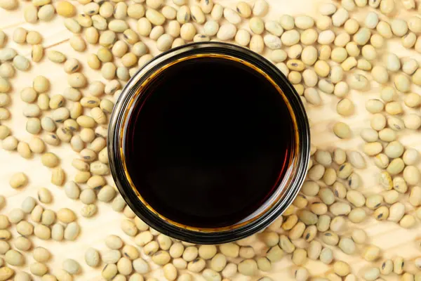 Soya sosu kompozisyonu ve Soya Fasulyesi Üst Görünümü.