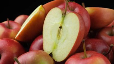 Taze kırmızı elmalar ve yarı yakın çekim bileşimi dönüşümlü.