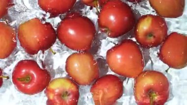 Sulu yaz ya da sonbahar arkaplanı. Kırmızı elmalar suda ağır çekimde.