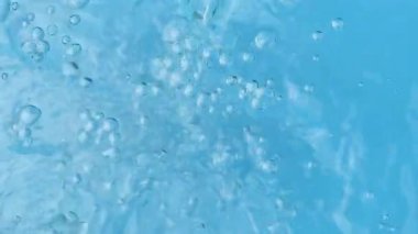 Taze içme suyu dökülüyor Makro ağır çekim akıyor.