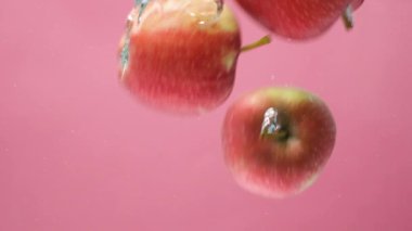 Elmaları Temiz Suya Düşürmek. Baloncuklu Meyve.