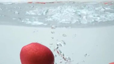 Baloncuklu tam kırmızı elma. Sualtı Meyve Hareketi