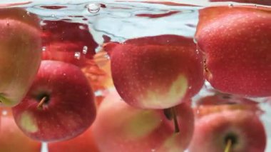 Elmalar suya düşüyor. Yavaş Hareket Meyve Sahnesi