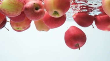 Taze Kırmızı Elmalı Sanatsal Sualtı Sahnesi