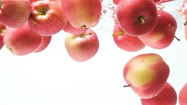 Şık Sualtı Elma Kompozisyonu. Yavaş Hareket.