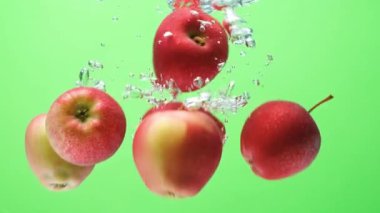 Suya Kırmızı Elma Sıçratma. Makro Meyve Kabarcıkları