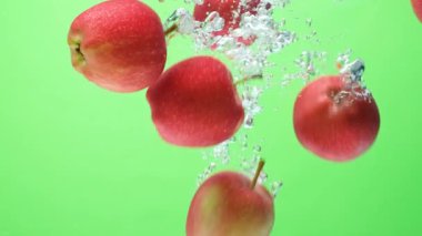 Suya Kırmızı Elma Sıçratma. Makro Meyve Kabarcıkları