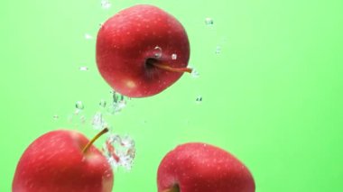 Olgun Kırmızı Elmalar Yavaş Çekimde Suya Sıçrıyor