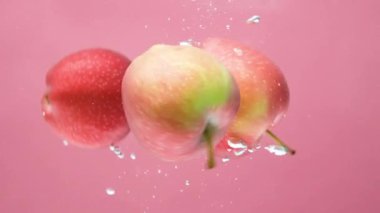 Elmaları Temiz Suya Düşürmek. Baloncuklu Meyve