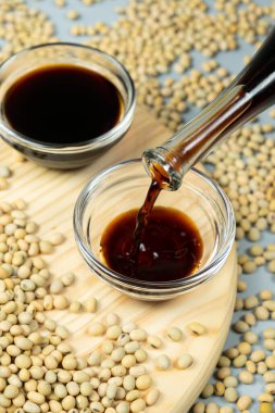 Küçük yüzme kabına Soya Sosu dök.