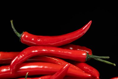 Siyah arkaplanda taze kırmızı biber.