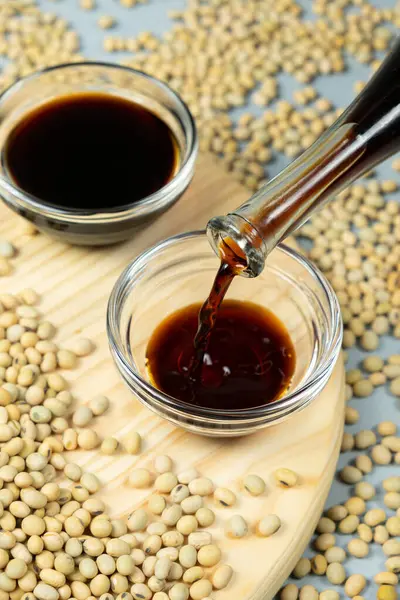 Küçük yüzme kabına Soya Sosu dök.