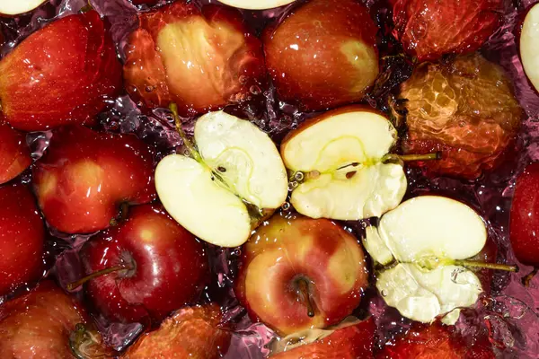 Taze Kırmızı Elmalar Su Üstü Görünümünde Sıçrıyor