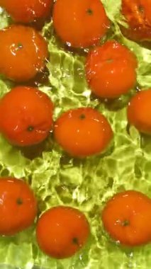 Hareket halindeki mandalinalar dinamik su dalgalanmaları yaratıyor.