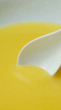 Doğal Hint Geleneksel Ghee Tereyağı Kaşıkla Açıklandı.