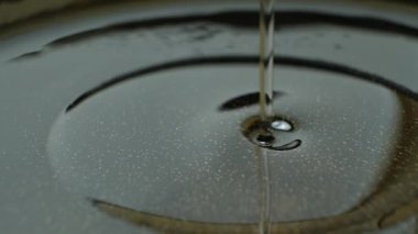 Bitkisel yağ döküm demir tava makro işlem yavaş çekim içine dökülür.