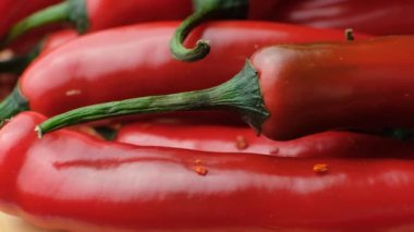 Taze kırmızı biberlerin makro görüntüsü yavaş dönüyor