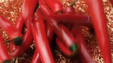 Taze Chili Peppers Ezilmiş Kuru Chili Pepper Baharat Tarafı Yavaş Görünüm 'e Düşüyor