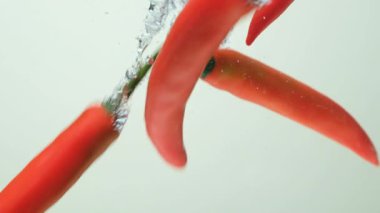 Sanatsal Gıda Biberleri Temiz suda Yavaş Harekette Biberler.