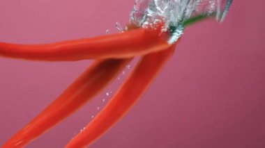 Temiz Su Bileşimi İçin Parlak Taze Biberler.