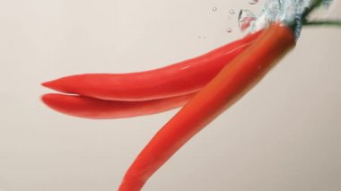 Chili Peppers suya düşüyor Hava kabarcıkları yaratıyor.