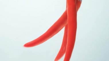 Baloncuklarla berrak suya dökülen baharatlı biberler..