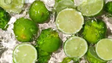 Yeşil Limonlar Temiz Su Üst Görünümünde Tazeleniyor Yavaş Hareket.