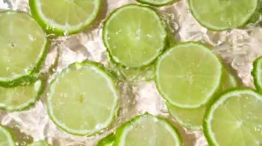 Taze limonlar hareket halinde. Su Sıçrayan Üst Görünüm Yavaş Hareket.