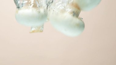 Bir grup mantar, Beyaz Şampiyonlar, Temiz Su Yavaş Harekete Geçtiler