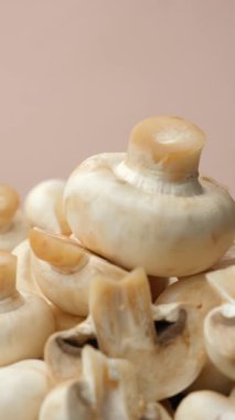 Mutfak Dikey Arkaplanı için Dönen Beyaz Düğme Mantar Şampiyonları