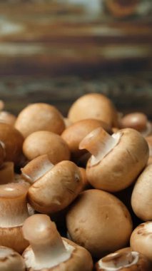 Tahta Arkaplanda Taze Düğme Kahverengi Mantarlar Dikey Döndür.