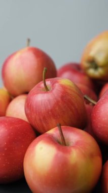 Sulu kırmızı organik elmalar. Sağlıklı Taze Meyveler Dikey Döner.