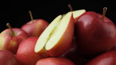 Taze kırmızı elmalar ve yarı yakın çekim bileşimi dönüşümlü.