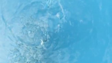 Taze içme suyu dökülüyor Makro ağır çekim akıyor.