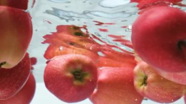 Elmalar suya düşüyor. Yavaş Hareket Meyve Sahnesi