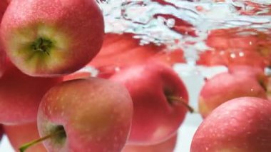 Suyun Altında Sürüklenen Kırmızı Elmaların Yavaş Çekimi