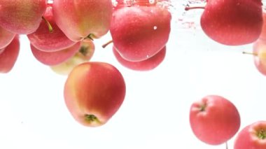 Şık Sualtı Elma Kompozisyonu. Yavaş Hareket.