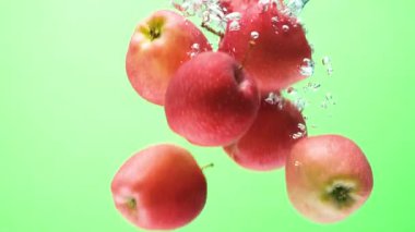 Suya Kırmızı Elma Sıçratma. Makro Meyve Kabarcıkları.