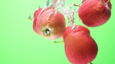 Suyun altında taze kırmızı elmalar. Kabarcık ve Hareket Efekti