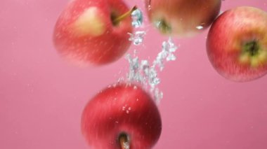 Elmaları Temiz Suya Düşürmek. Baloncuklu Meyve