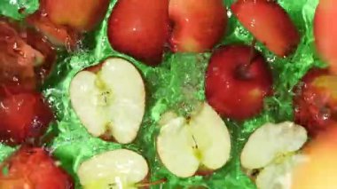 Yavaş hareket eden elmalar suya düşüyor. Biraz su, üst manzara..